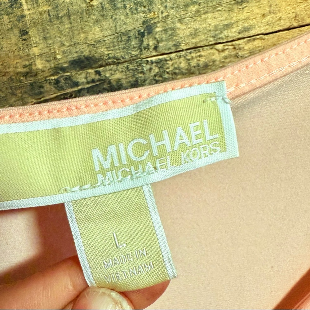 Michael Kors Soft pink blouse
super minor pilling as pictured.
Smoke free home - Picture 3 of 5